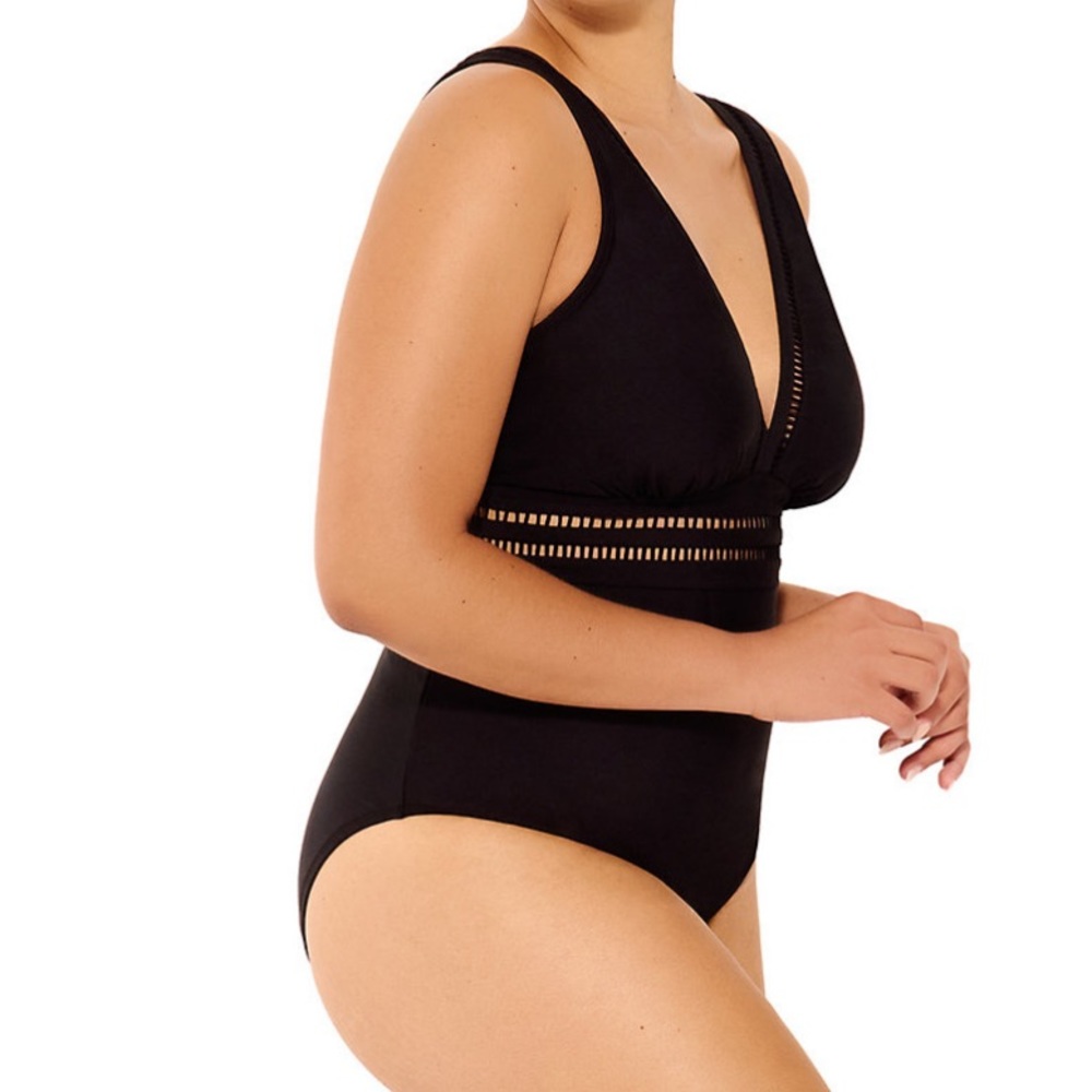 Freshwater Women’s Plus D-Cup Ladder
Trim One-Piece Swimsuit Black New s…